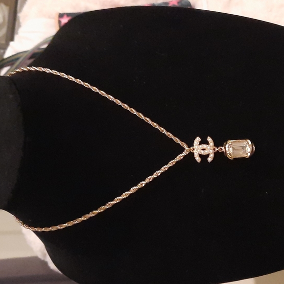 Channel necklace